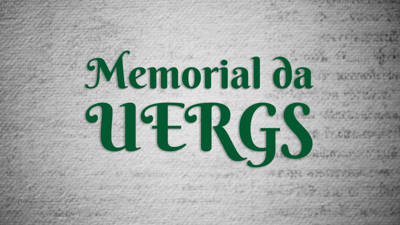Imagem colorida. Sobre fundo cinza claro, que remete à textura de alguma fibra natural, lê-se Memorial da Uergs, em verde.