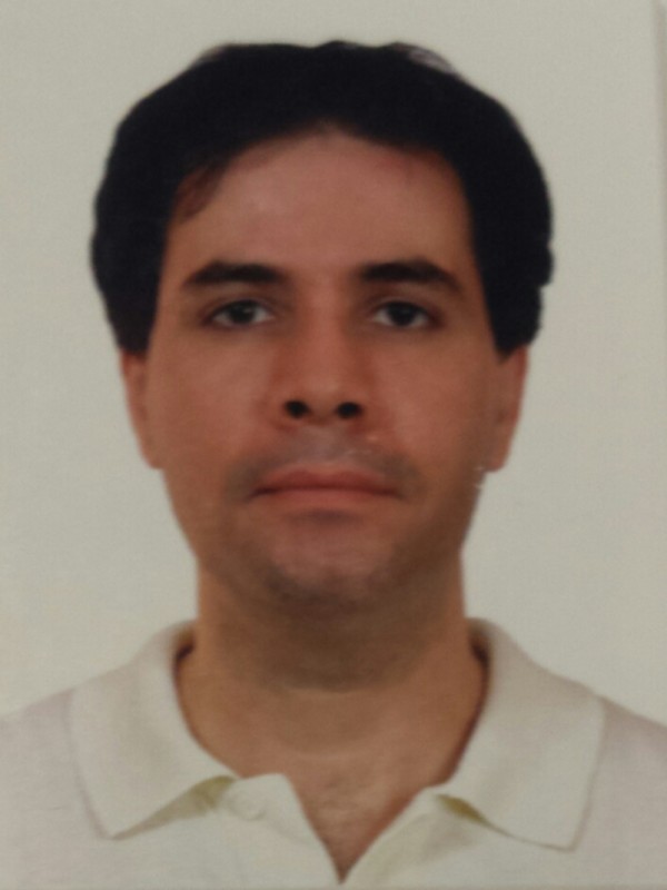 Homem de pele morena, cabelos petos e curtos.