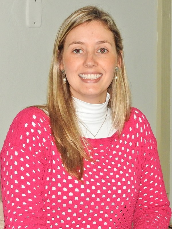 Mulher de pele clara, cabelos longos loiros.