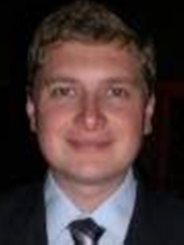 Homem de pele, olhos e cabelos curtos claros.