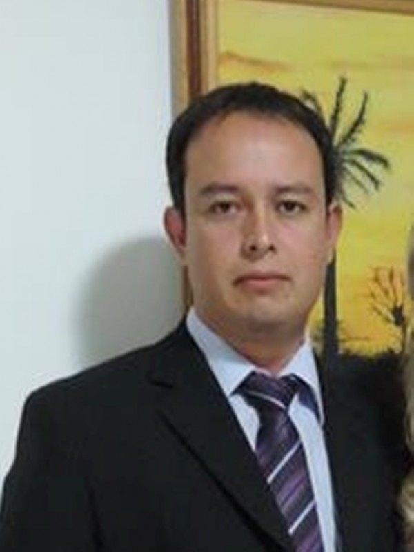 Homem de pele clara, olhos e cabelos curtos escuros.