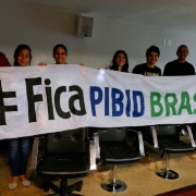 Participantes da audi&ecirc;ncia levaram faixas de protesto.