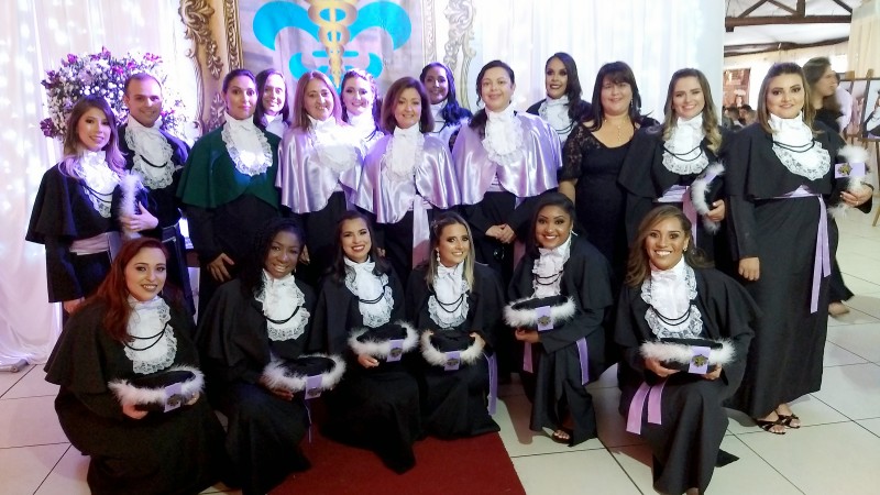 Seis de dezoito estudantes receberam a l&aacute;urea acad&ecirc;mica pelo desempenho no curso.