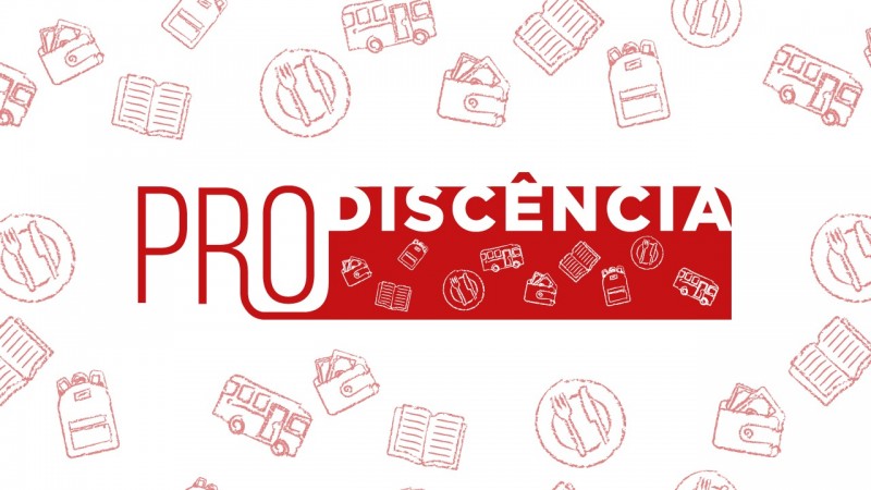 Logotipo do Prodisc&ecirc;ncia. A s&iacute;laba "PRO" &eacute; vermelha e de tamanho maior que a palavra "disc&ecirc;ncia", escrita na cor branca e dentro de um bloco vermelho com &iacute;cones de livro, mochila, &ocirc;nibus, carteira, talheres. No fundo branco, os mesmos &iacute;cones se repetem.
