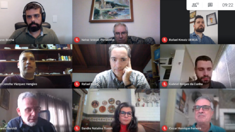 Captura de nove telas de computador com pessoas reunidas por v&iacute;deo confer&ecirc;ncia.