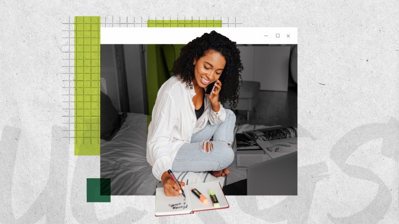 Foto colorida de uma jovem negra sorridente, sentada com as pernas cruzadas sobre uma cama, segurando um celular ao ouvido com a m&atilde;o esquerda e escrevendo em um caderno com a m&atilde;o direita.