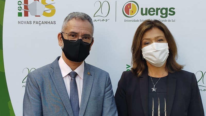 Foto colorida. &Agrave; esquerda, o reitor, homem de meia-idade, branco, com cabelos grisalhos, usa &oacute;culos de grau, terno e gravata em tom cinza com camisa branca, e m&aacute;scara de prote&ccedil;&atilde;o facial. &Agrave; direita, a vice-reitora, mulher de meia-idade, branca, de cabelos castanhos claros na altura do ombro, usa blaser e blusa pretos, e m&aacute;scara de prote&ccedil;&atilde;o facial.