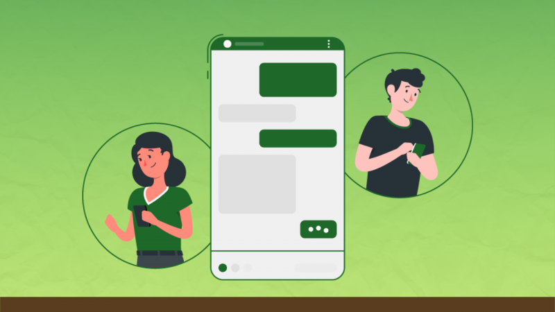 Imagem com fundo verde com uma barra marrom na parte inferior. Ao centro, ilustra&ccedil;&atilde;o de um smartphone. &Agrave; sua esquerda, dentro de uma elipse, uma mulher morena segurando um celular. &Agrave; direita, um homem moreno claro fazendo essa mesma a&ccedil;&atilde;o.