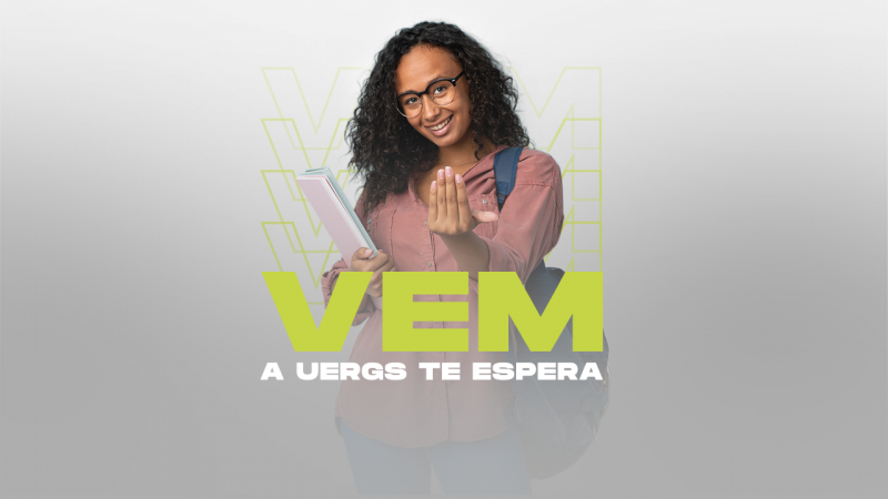 Mulher negra sorridente com uma mochila nas costas segura cadernos na m&atilde;o direita e faz um sinal com a m&atilde;o esquerda em dire&ccedil;&atilde;o ao seu corpo, sinalizando "vem". Abaixo, o texto Quer uma gradua&ccedil;&atilde;o p&uacute;blica, gratuita e de qualidade?, seguido da palavra VEM em destaque na cor verde. Abaixo, o texto A Uergs te espera, Ingresso 2022.