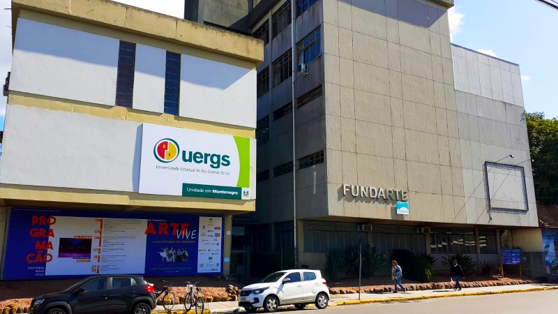 Fachada da unidade. &Agrave; esquerda, pr&eacute;dio com placa da Uergs. &Agrave; direita, pr&eacute;dio cinza com a palavra Fundarte em relevo.