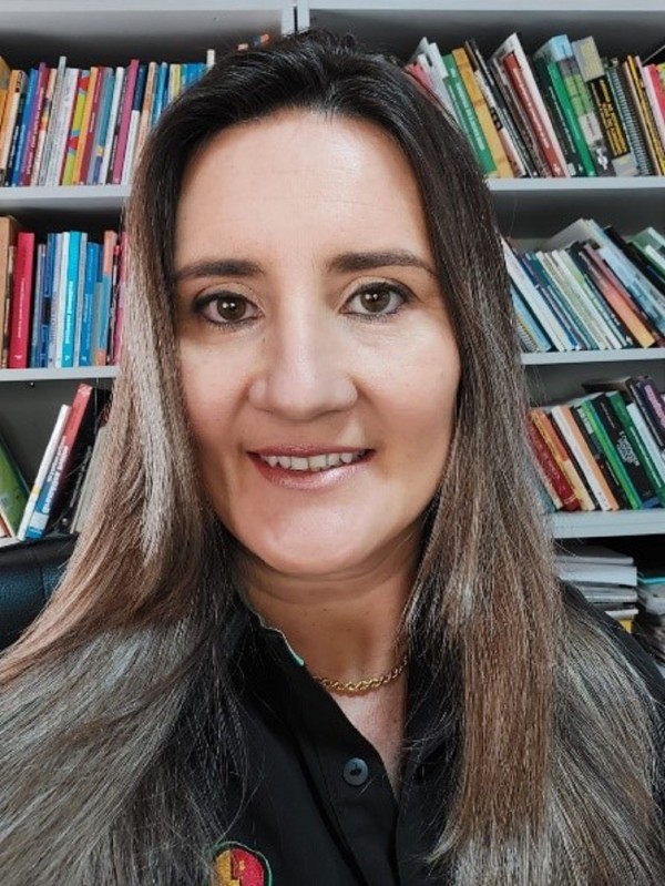 Mulher de pele clara, cabelos longos com luzes loiras.