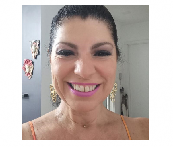 Mulher branca, olhos e cabelos pretos.