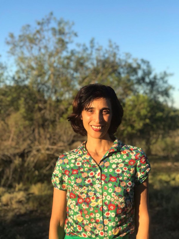 Mulher de pele morena clara, cabelos curtos e escuros.
